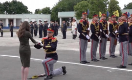 Un soldat șia cerut iubita în căsătorie la ceremonia aniversării a 30 de ani de la înființarea Gărzii de Onoare