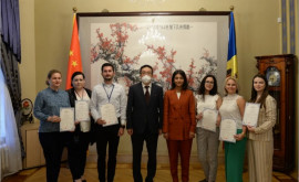 Ambasadorul Chinei lea înmînat angajațiilor primăriei Chișinău diplome de finalizare a cursurilor de limba chineză