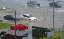 Ploaie puternică filmată la Moscova Mașinile inundate până la acoperiș