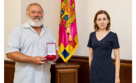 Șefa statului ia înmînat titlul de Maestru în Artă artistului plastic Dumitru Verdianu