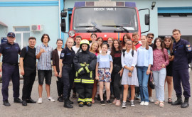 Un grup de tineri au făcut o vizită pompierilor și salvatorilor
