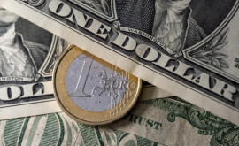 Euro continuă să scadă față de dolar