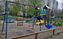 Copii din sectorul Rîșcani ar putea rămîne fără un teren de joacă