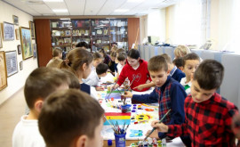 Atelierul de pictură pentru copii Culorile păcii organizat la Parlament