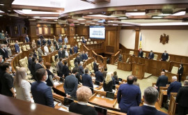 Парламент почтил минутой молчания память жертв войны в Украине