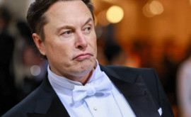 Păr ars Elon Musk scoate la vînzare propriul parfum