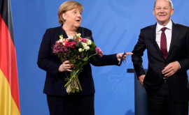Scholz a recunoscut că apelează în mod regulat la Merkel pentru sfaturi