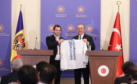 Nicu Popescu ia dăruit omologului său turc Mevlüt Çavușoğlu o cămașă tradițională cu altiță