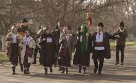 Fără omăt dar cu voie bună Urătorii din Glodeni au readus tradițiile în fiecare casă VIDEO