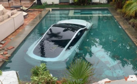 Șoferul unei Tesla a încurcat frîna cu accelerația și a plonjat cu mașina întro piscină