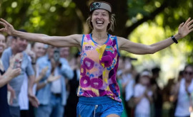 O maratonistă a traversat Australia de la nord la sud în cinci luni stabilind un nou record mondial