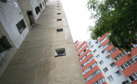 Locatarii a două blocuri din capitală trăiesc cu frican sîn din cauza balcoanelor avariate