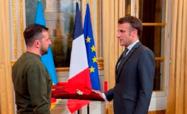 Macron la decorat pe Zelenski ordinul Legiunea de Onoare