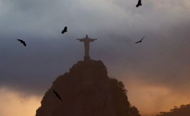 Statuia lui Isus din Rio de Janeiro lovită de un fulger