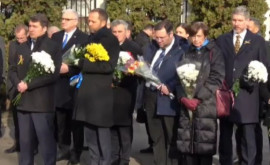 Многие официальные лица пришли с цветами к посольству Украины в Кишиневе