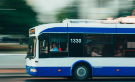 Tot mai mulți moldoveni aleg să călătorească cu transportul public