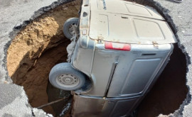 Întrun oraș din Rusia o mașină a fost înghițită de asfalt