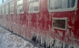 Trenul ChişinăuBucureşti a rămas blocat la graniţa cu România din cauza zăpezii
