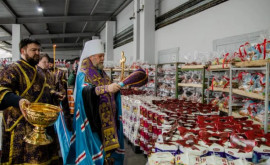 Митрополит Владимир освятил пасхальные дары на хлебокомбинате