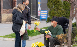 Pensionarii vînd flori și verdețuri pentru a avea cu ce trăi
