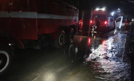 O ambulanță a rămas blocată în urma ploilor torențiale
