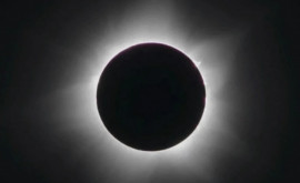 O eclipsă hibridă de soare a adunat mii de pasionați de astronomie în vestul Australiei