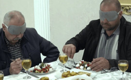 Чиновники из Сорок решили поесть в ресторане с завязанными глазами