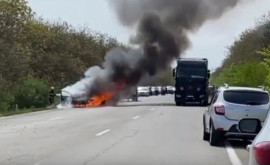 O mașină a ars ca o torță pe traseul DubăsariChișinău