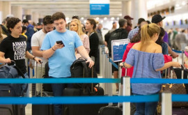 Zeci de moldoveni blocați pe aeroportul din Manchester după o defecțiune la aeronavă