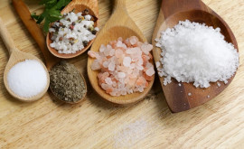 Moldovenii consumă de două ori mai multă sare decât cantitatea recomandată de OMS