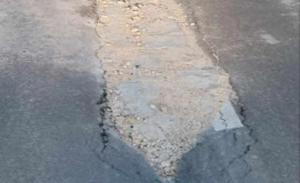 Groapă în mijlocul drumului Sa surpat asfaltul pe o stradă recent renovată