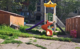 Установленная в Сороках детская площадка представляет опасность