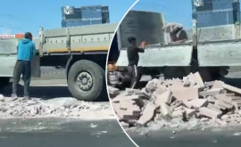 Un autocamion cu materiale de construcții accidentat în Capitală