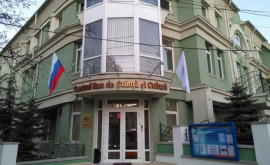 Persoane necunoscute au furat steagul Rusiei de pe clădirea Rossotrudnichestvo din Chișinău