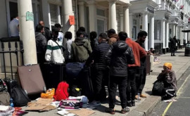 Guvernul britanic îi va caza pe migranți pe barje ca să nu mai plătească camere la hoteluri