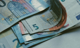 Moldovenii de peste hotare trimit mai puțini bani acasă