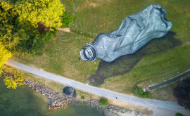 O pictură de dimensiuni uriașe a apărut pe malul lacului Geneva