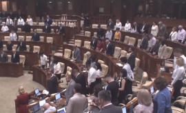 Парламент Искры во время минуты молчания в память о жертвах Второй мировой войны