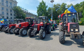 Fermierii continuă protestele Au pornit cu tractoarele prin Chișinău