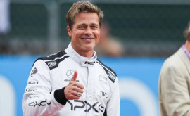 Brad Pitt în echipament de pilot la Marele Premiu de Formula 1 al Marii Britanii