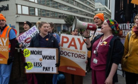Mii de medici din Marea Britanie au intrat de azi în grevă