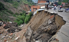 China Doi morţi şi 16 dispăruţi în urma unei alunecări de teren