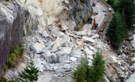 Drumuri blocate din cauza unei avalanșe de pietre la granița între Franța și Italia 