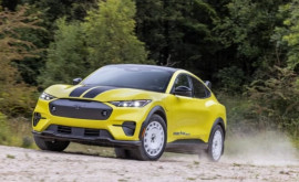 Lumea se pregătește să asiste la puterea și agilitatea vehiculelor electrice întrun mod nou cu Ford Mustang MachE Rally