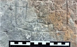 Польские археологи обнаружили древнюю настольную игру вырезанную на камне