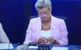 Comisară europeană filmată tricotînd în timp ce Ursula von der Leyen vorbea despre starea Uniunii