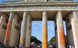 Экоактивисты измазали краской одну из главных достопримечательностей Европы