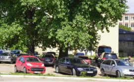 Tot mai multe localuri şi companii din Chișinău îşi rezervă abuziv locurile de parcare