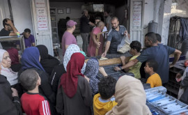 Locuitorii din Fîșia Gaza stau ore întregi la cozi după pîine