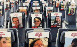 Pozele persoanelor răpite de Hamas pe scaunele dintrun avion